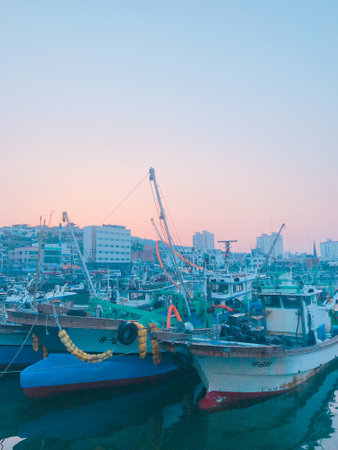 Modern Mumbai Fisherfolk: Tradition and Change along the Arabian Sea Coast